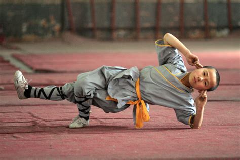 10 Awe inspiring Images of Shaolin Kung Fu Monks in Training