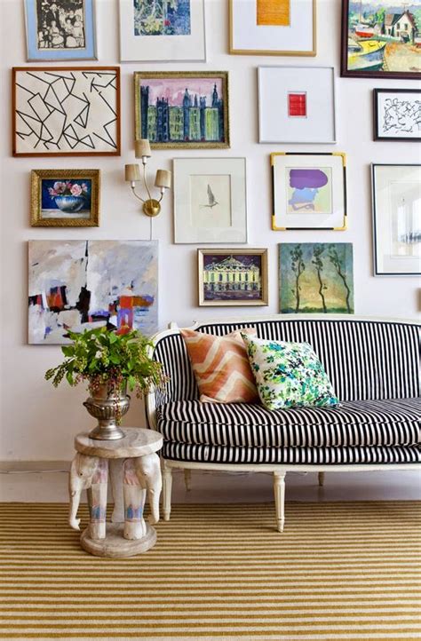 10 ideas para decorar con cuadros sobre el sofá