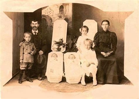 15 Vintage Family Photos That Will Make You Feel ‘Normal ...