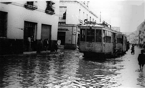 1947 Triana, Sevilla, riadasy tranvias una imagen irrepetible