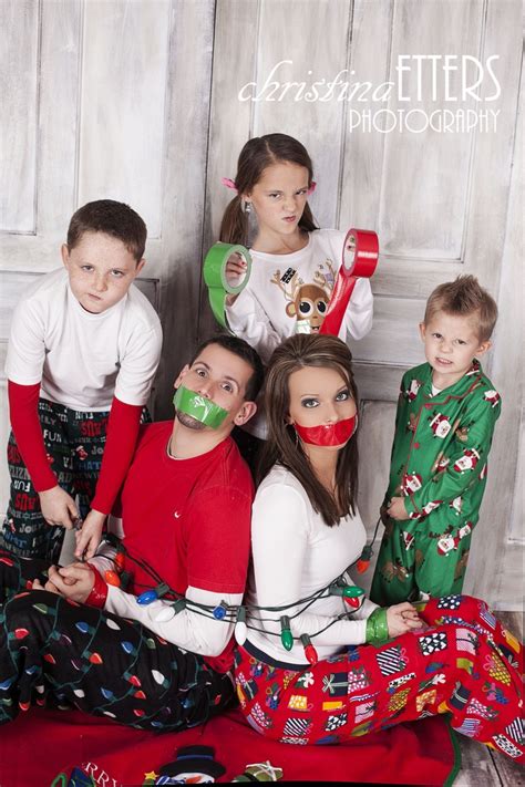 20 Fun and Creative Family Photo Ideas | Family christmas ...