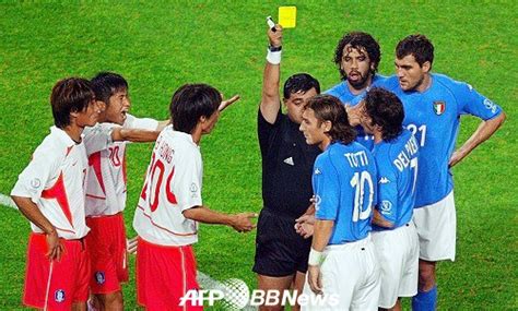 2002韓日W杯でトッティを退場させたモレノ元主審「イタリア人はまだムッソリーニのようだ」