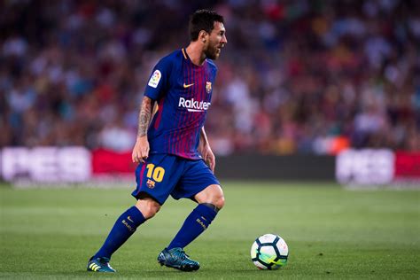 2017 18 FC Barcelona Player Profile : Lionel Messi
