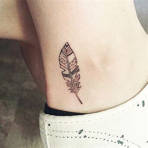 32 Small Feather Tattoo That Will Make You Want To Get ...