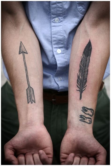 35 tatuajes de plumas para hombres y mujeres