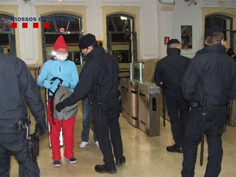 36 detinguts i 60 mòbils sostrets recuperats a Sitges ...