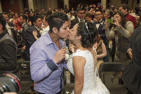 51 parejas de la comunidad LGBTTTI se casan en la CDMX ...