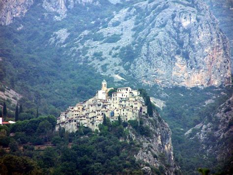 6 pueblos medievales encaramados en la montaña en Provenza ...