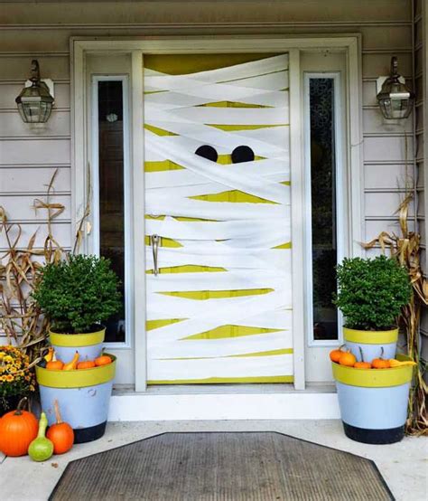 8 ideas de miedo para decorar puertas y ventanas en Halloween