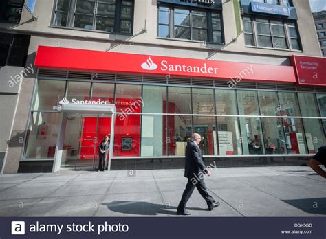 A branch of Santander Bank, formerly Sovereign Bank, in ...