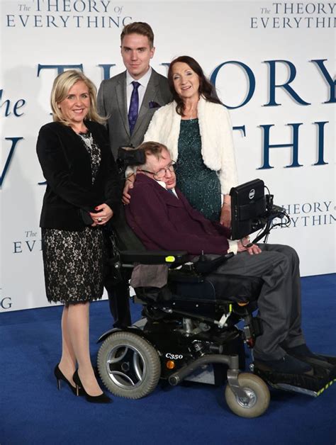 Acompanhado da ex mulher e da filha, Stephen Hawking vai a ...