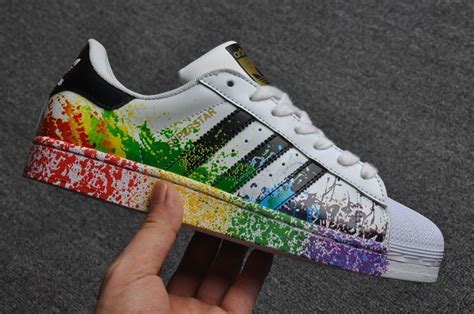 Adidas lanza unas zapatillas dedicadas a la comunidad LGBT