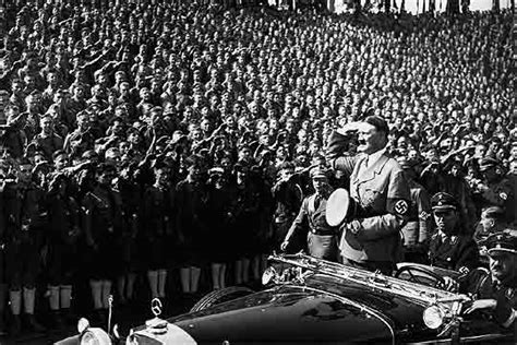 Adolf Hitler saluda a las juventudes del partido nazi en ...