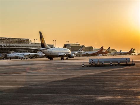 Aeropuerto, avión de pasajeros, puesta del sol, crepúsculo ...
