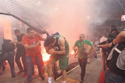Aficionados del Olympiakos incendiaron la final de la liga ...