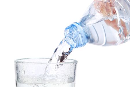 Agua mineral natural: beneficios según su composición