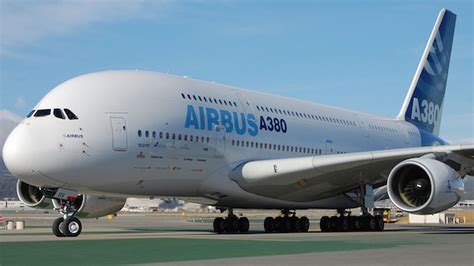 Airbus respira: Emirates le encarga 36 A380, valorados en ...