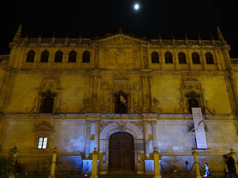 Alcalá vistió de azul la fachada de la Universidad y la ...