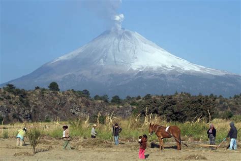 Alert level rises as Popocatepetl volcano starts to erupt ...