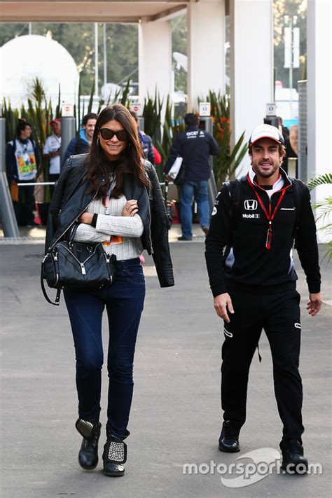 Alonso a gyönyörű barátnőjével Mexikóban