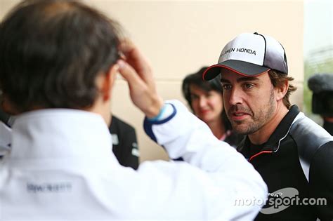 Alonso conversa com fãs e descarta aposentadoria da F1
