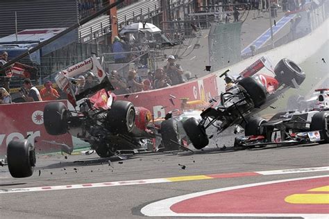 Alonso fuera de carrera al verse implicado en un accidente ...
