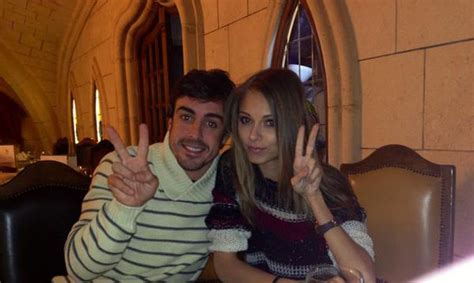 Alonso posa victorioso junto a su novia Dasha Kapustina ...