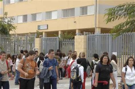 Alumnos de un instituto de Málaga dan clases sentados en ...