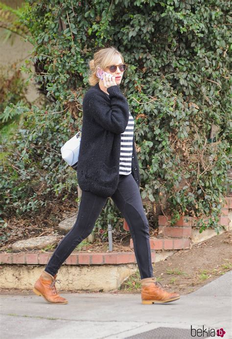 Amanda Seyfried, embarazada de paseo por Los Angeles   Bekia