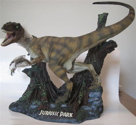Amazon.com: Jurassic Park Raptor Velociraptor Statue: Toys ...