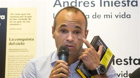 Andrés Iniesta presenta la biografía  La jugada de mi vida