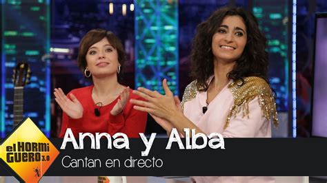 Anna Castillo y Alba Flores cantan  Blue Moon  en directo ...
