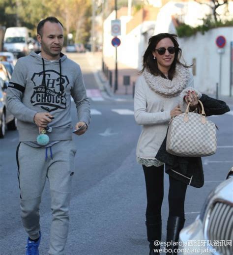 Anna Ortiz avec Andrés Iniesta à Barcelone en Espagne ...