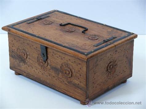 antigua caja de madera tallada a mano y con her   Comprar ...