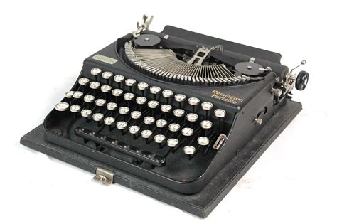 Antigua maquina de escribir Remington Portable