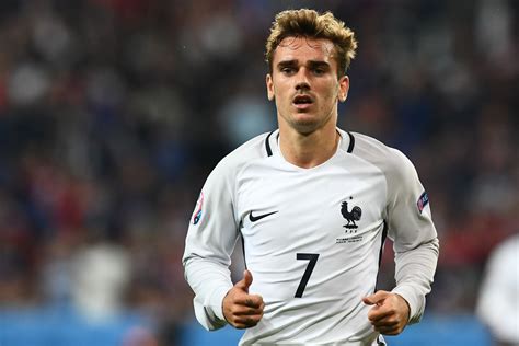 Antoine Griezmann: Chelsea and Manchester United on alert ...