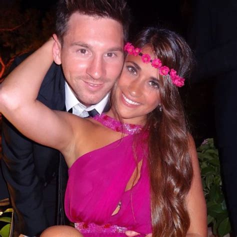 Antonella Roccuzzo et Lionel Messi au mariage de Xavi  Via ...
