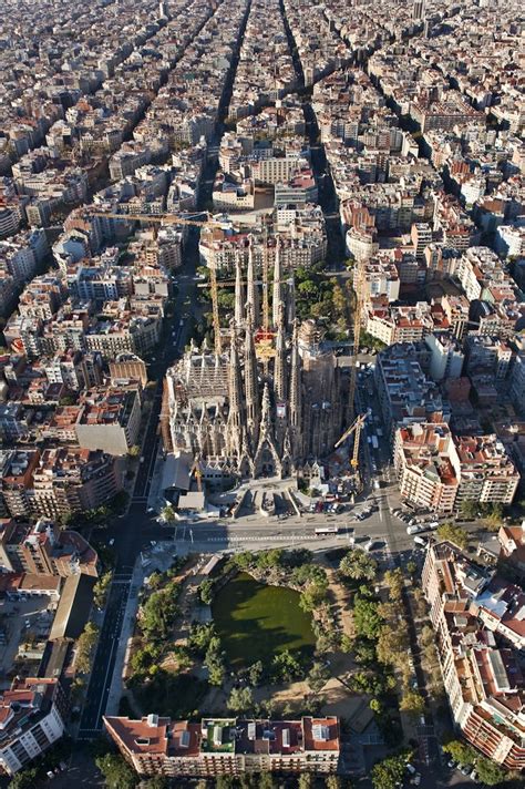 Antoni Gaudí – La Sagrada Familia | BLACKNUBA