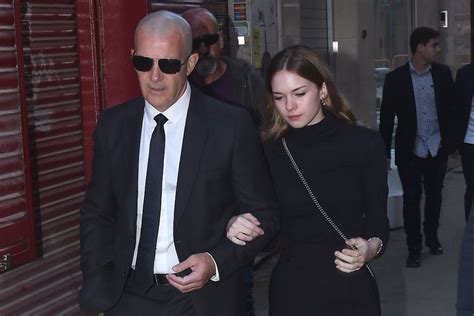 Antonio Banderas se refugia en su hija durante el funeral ...