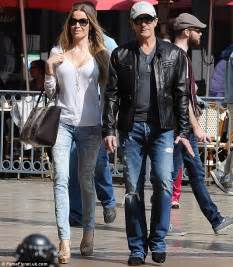 Antonio Banderas takes girlfriend Nicole Kimpel shopping ...
