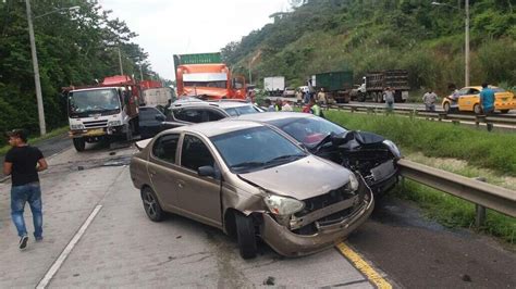 Aparatoso accidente deja 10 heridos y 15 autos chocados ...