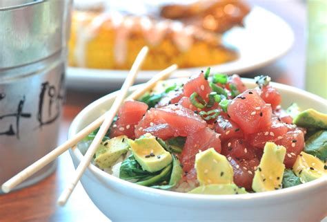 Aprende a preparar un delicioso tuna poke bowl con aguacate
