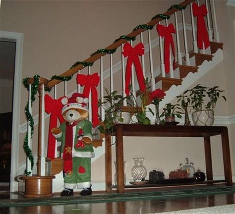 Aprende trucos para decorar escaleras en Navidad