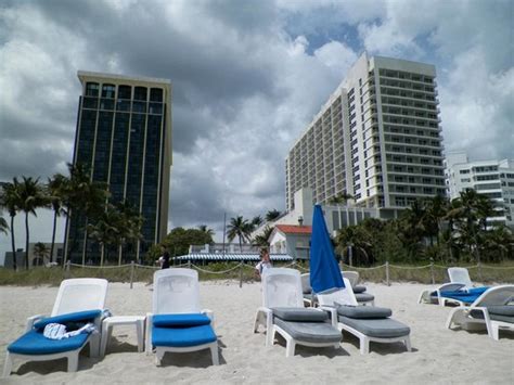 Área do mar em frente ao Hotel   Picture of Miami Beach ...
