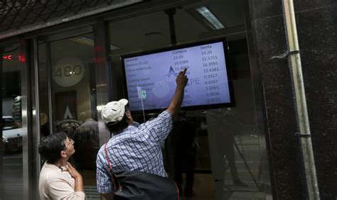 Argentina: El peso cae 41.8% en cotización del estatal ...