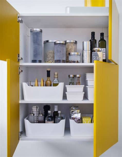 Armario de cocina con puertas amarillas, con cubos de ...