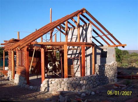 Arquitectura de Casas: Cabaña de piedra y troncos en ...