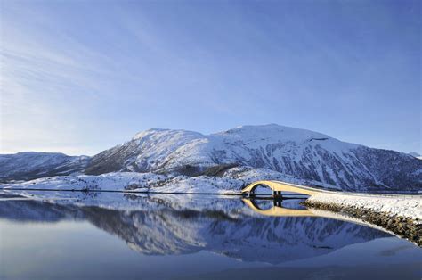 Arquitectura y paisajes de un viaje en coche por Noruega