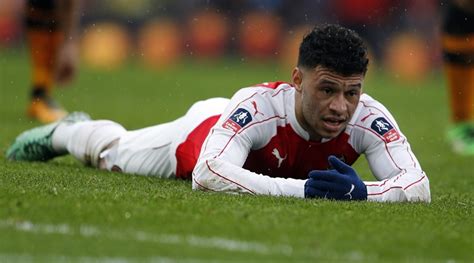 Arsenal’s Alex Oxlade Chamberlain to be out of action for ...