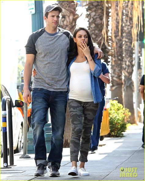 Ashton Kutcher & Pregnant Mila Kunis Make a Cute Couple ...